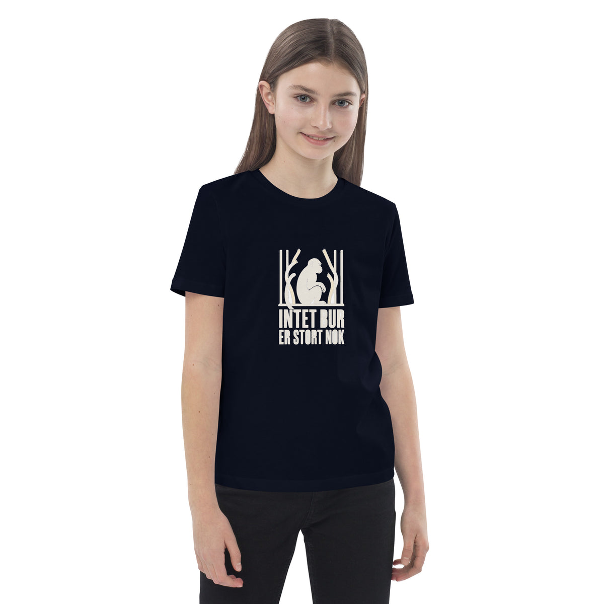 Børne t-shirt med teksten Intet bur er stort nok og en abe bag tremmer i farven marineblå, båret af en pige
