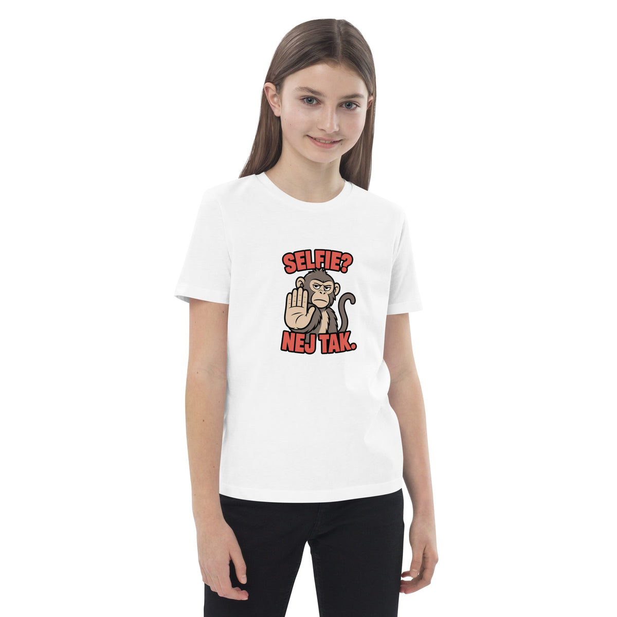 Børne t-shirt med teksten Selfie? Nej tak og en abe der holder hånden op i farven hvid, båret af en pige