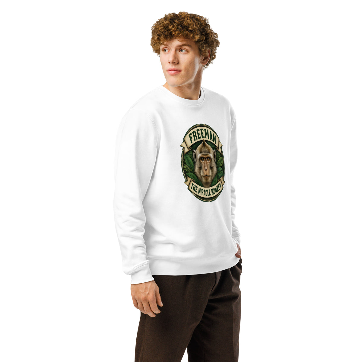 Sweatshirt med Freeman The Miracle Monkey badge med en abe i grønt i farven hvid, båret af en ung mand, set skråt