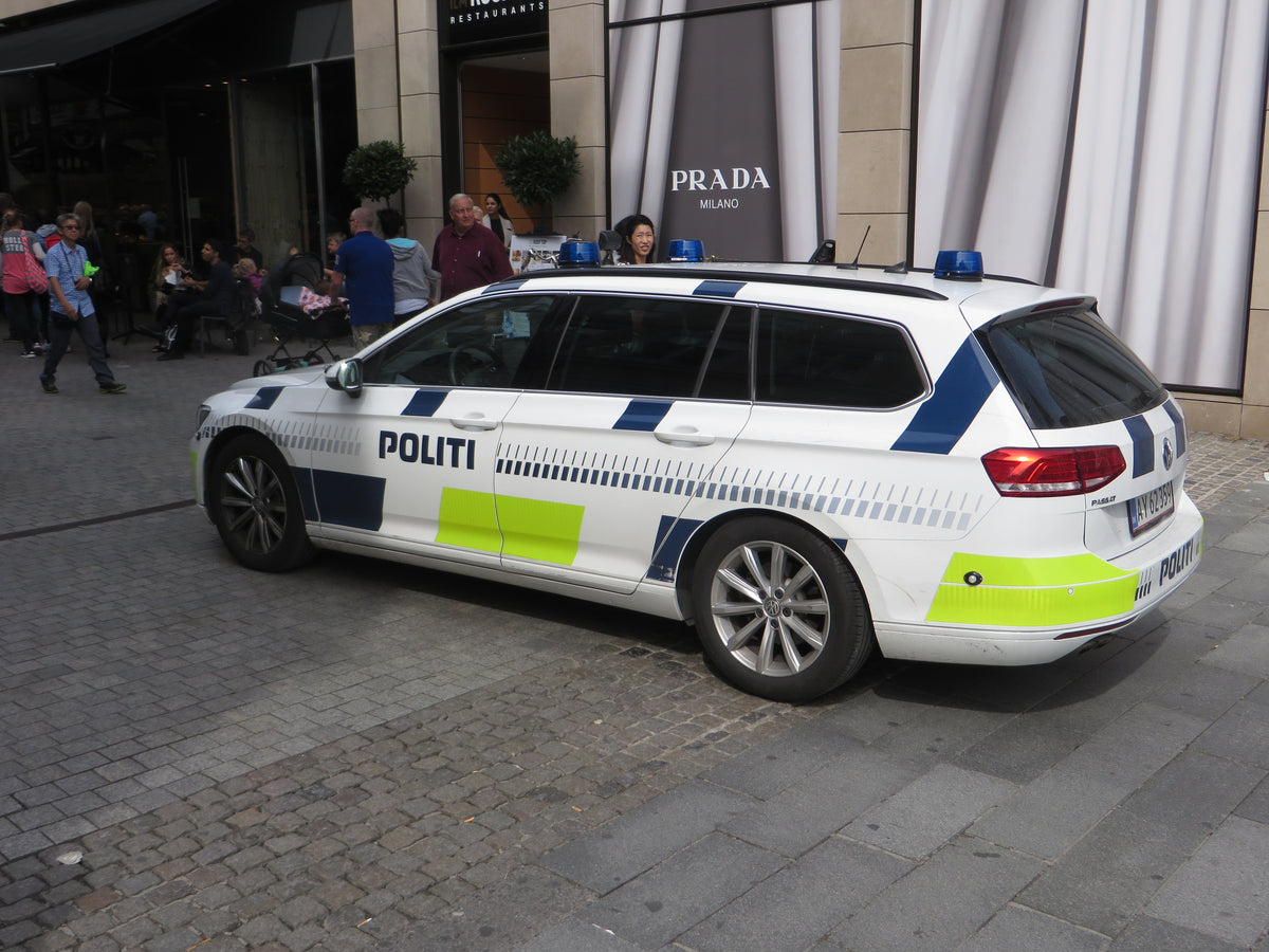 Dansk politibil parkeret i København