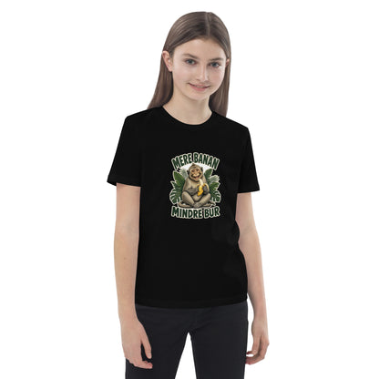 Børne t-shirt med teksten Mere banan, mindre bur og en glad abe med en banan i farven sort, båret af en pige