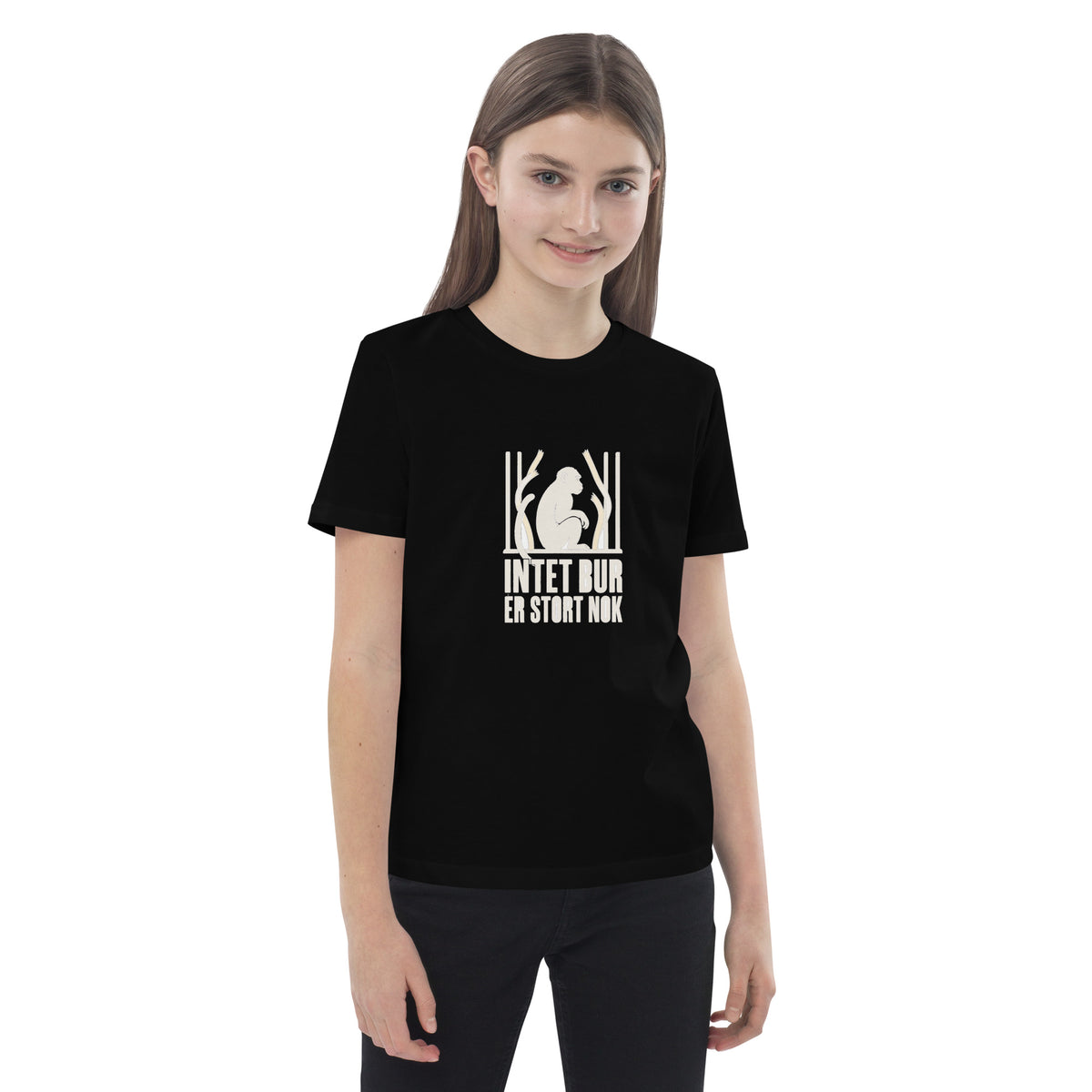 Børne t-shirt med teksten Intet bur er stort nok og en abe bag tremmer i farven sort, båret af en pige