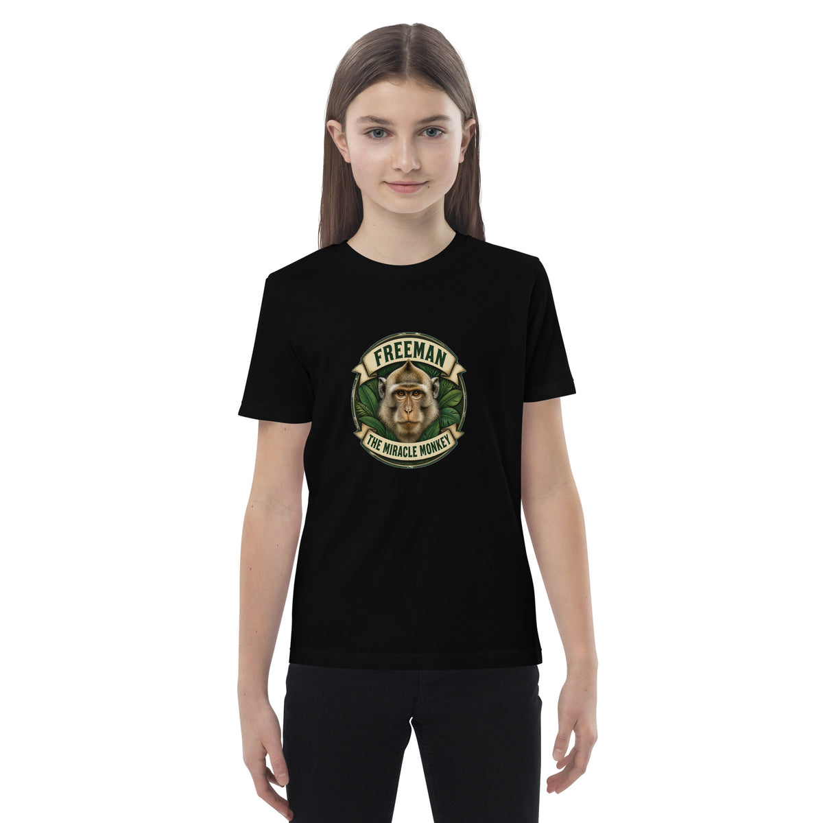 Børne t-shirt med Freeman The Miracle Monkey badge med en abe i grønt i farven sort, båret af en pige