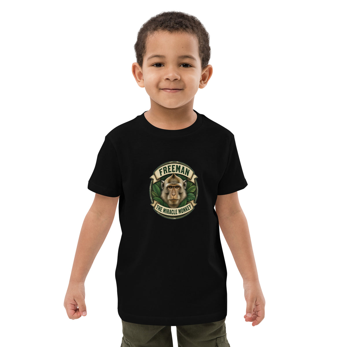 Børne t-shirt med Freeman The Miracle Monkey badge med en abe i grønt i farven sort, båret af en dreng