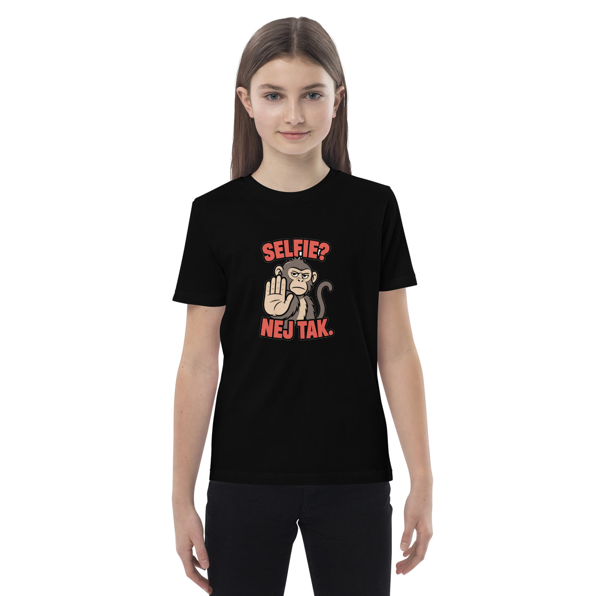 Børne t-shirt med teksten Selfie? Nej tak og en abe der holder hånden op i farven sort, båret af en pige