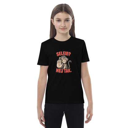 Børne t-shirt med teksten Selfie? Nej tak og en abe der holder hånden op i farven sort, båret af en pige