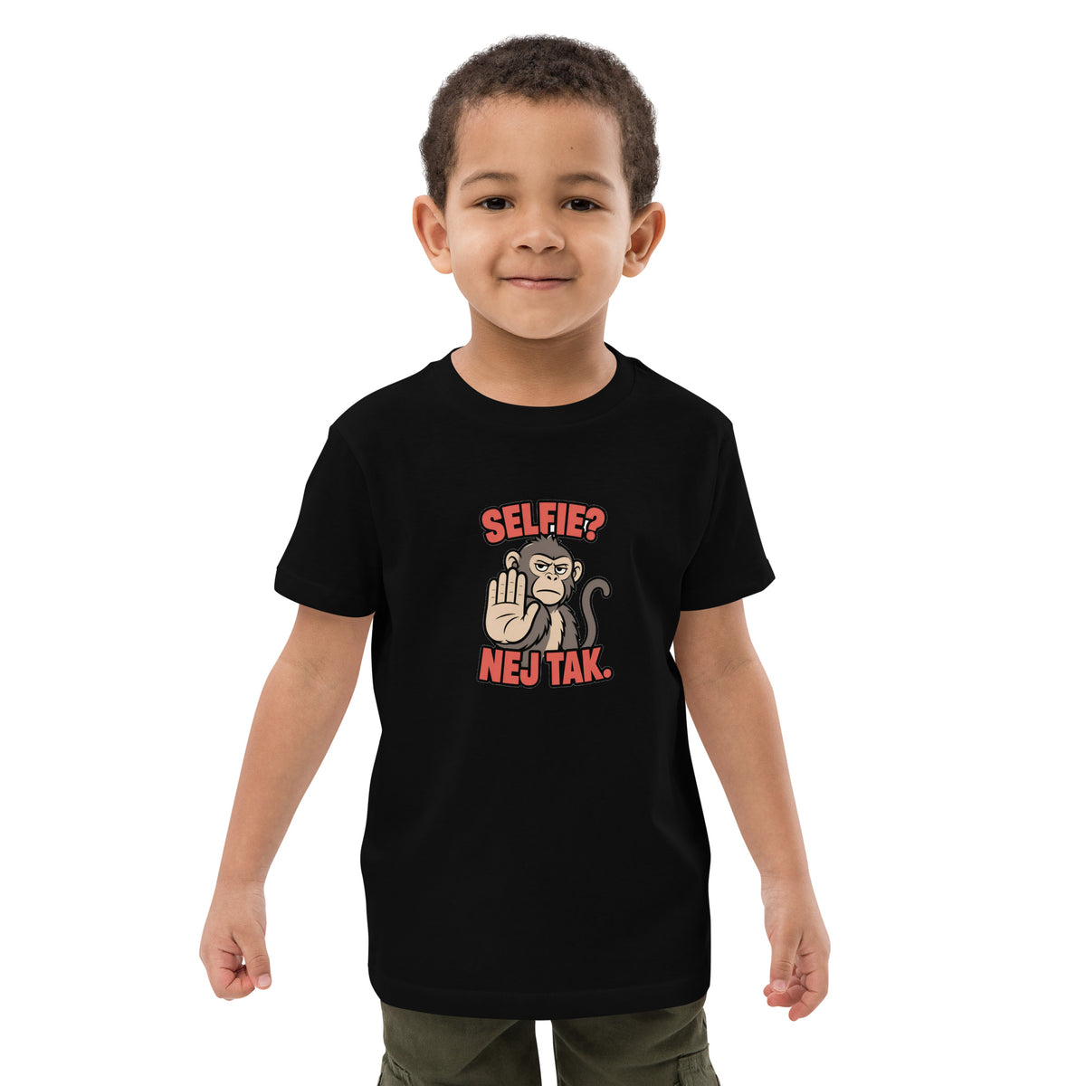 Børne t-shirt med teksten Selfie? Nej tak og en abe der holder hånden op i farven sort, båret af en dreng