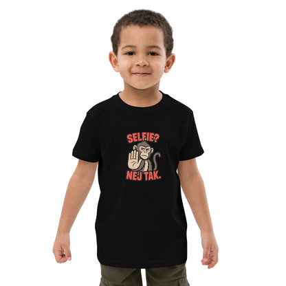 Børne t-shirt med teksten Selfie? Nej tak og en abe der holder hånden op i farven sort, båret af en dreng