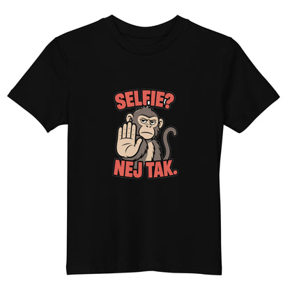 Børne t-shirt med teksten Selfie? Nej tak og en abe der holder hånden op i farven sort, set forfra