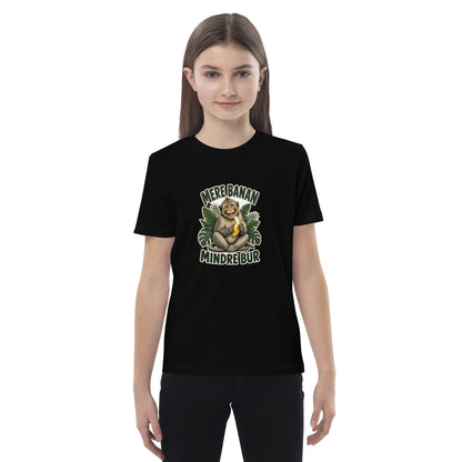 Børne t-shirt med teksten Mere banan, mindre bur og en glad abe med en banan i farven sort, båret af en pige