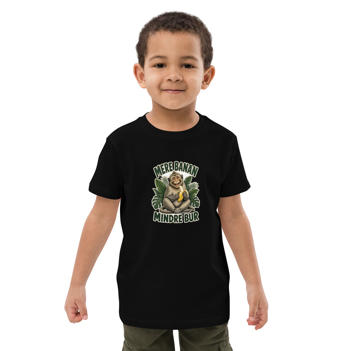 Børne t-shirt med teksten Mere banan, mindre bur og en glad abe med en banan i farven sort, båret af en dreng