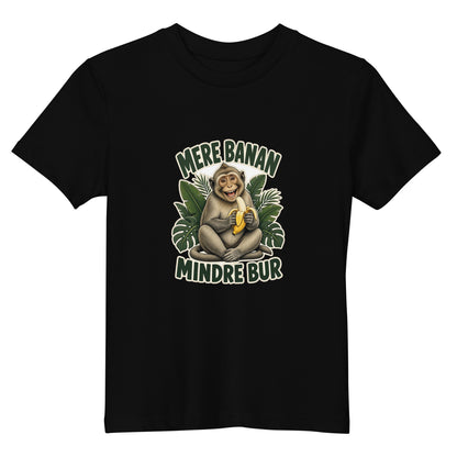 Børne t-shirt med teksten Mere banan, mindre bur og en glad abe med en banan i farven sort, set forfra