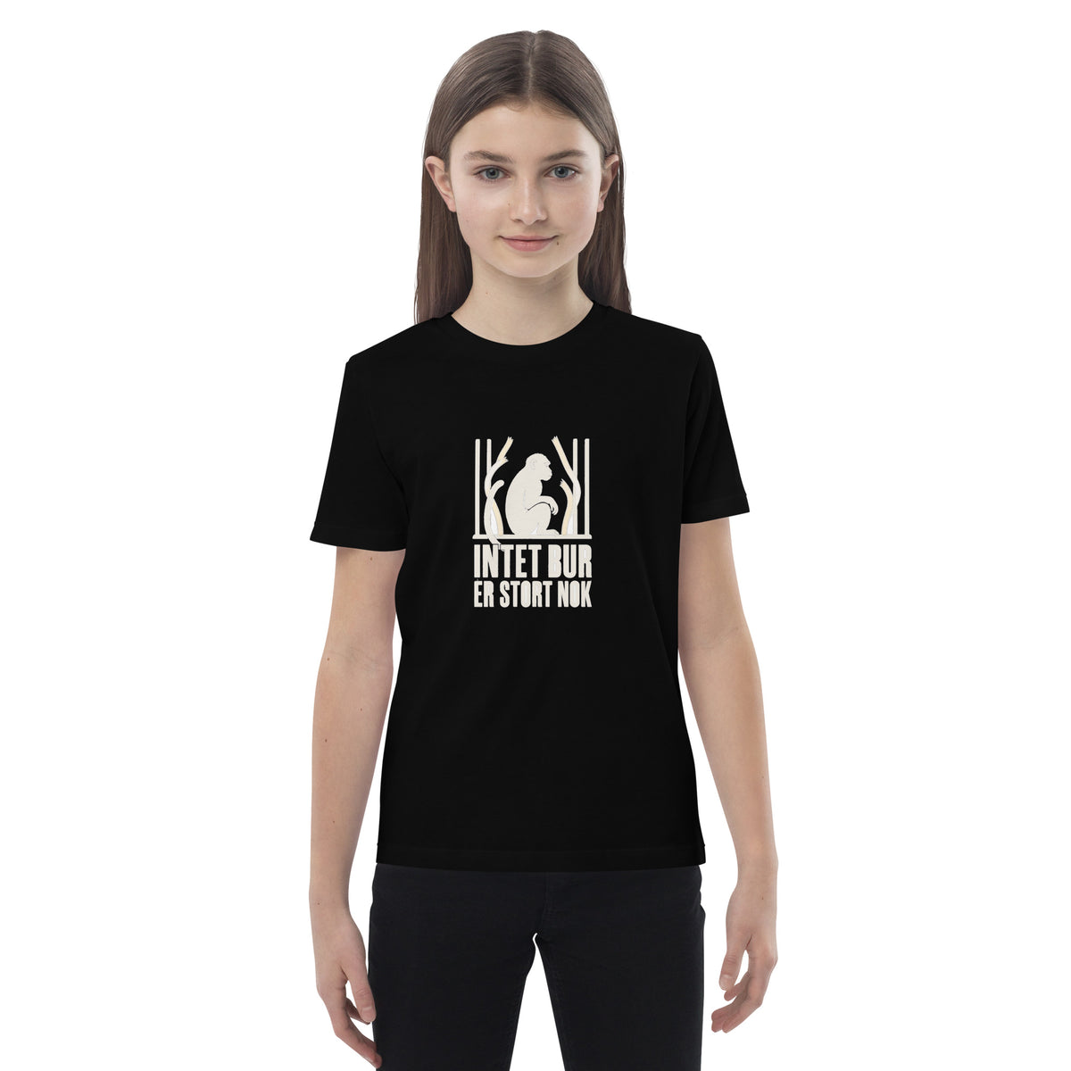 Børne t-shirt med teksten Intet bur er stort nok og en abe bag tremmer i farven sort, båret af en pige