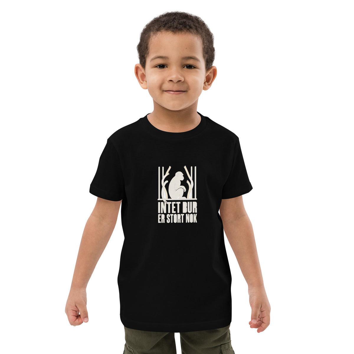 Børne t-shirt med teksten Intet bur er stort nok og en abe bag tremmer i farven sort, båret af en dreng