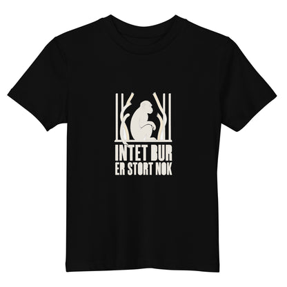 Børne t-shirt med teksten Intet bur er stort nok og en abe bag tremmer i farven sort, set forfra