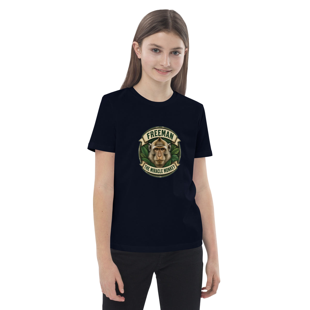 Børne t-shirt med Freeman The Miracle Monkey badge med en abe i grønt i farven marineblå, båret af en pige