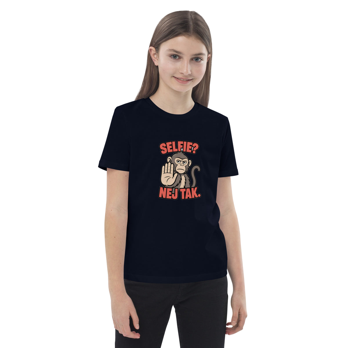Børne t-shirt med teksten Selfie? Nej tak og en abe der holder hånden op i farven marineblå, båret af en pige