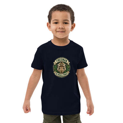Børne t-shirt med Freeman The Miracle Monkey badge med en abe i grønt i farven marineblå, båret af en dreng