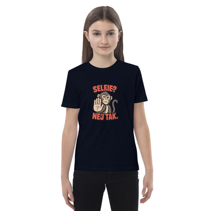 Børne t-shirt med teksten Selfie? Nej tak og en abe der holder hånden op i farven marineblå, båret af en pige
