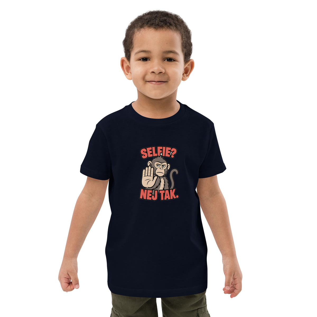 Børne t-shirt med teksten Selfie? Nej tak og en abe der holder hånden op i farven marineblå, båret af en dreng