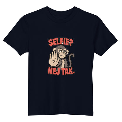 Børne t-shirt med teksten Selfie? Nej tak og en abe der holder hånden op i farven marineblå, set forfra