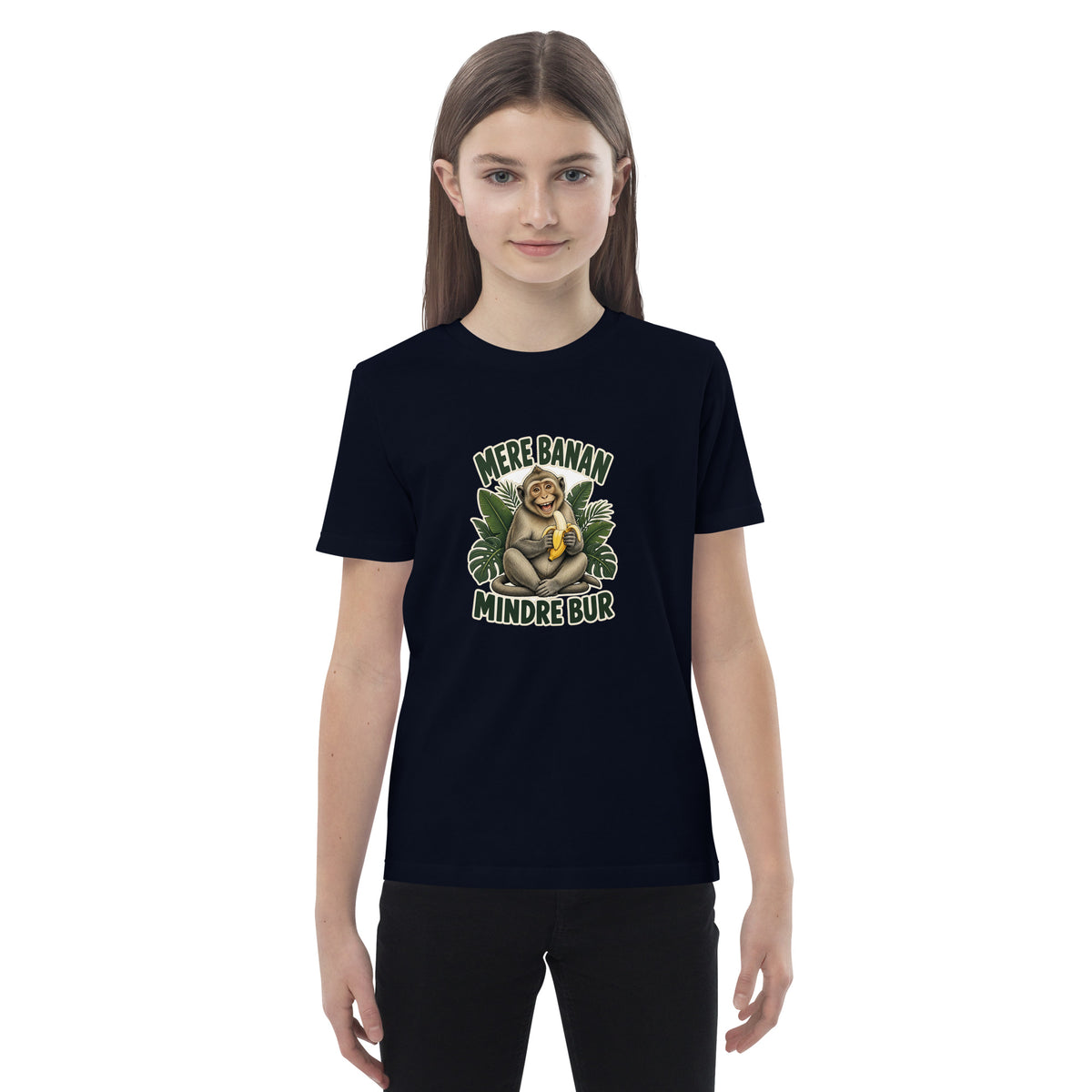 Børne t-shirt med teksten Mere banan, mindre bur og en glad abe med en banan i farven marineblå, båret af en pige