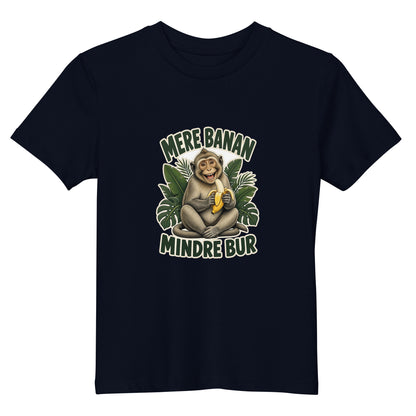 Børne t-shirt med teksten Mere banan, mindre bur og en glad abe med en banan i farven marineblå, set forfra