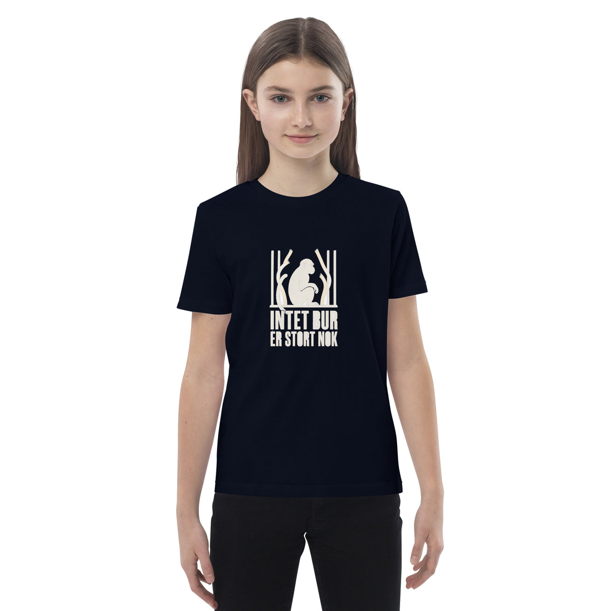 Børne t-shirt med teksten Intet bur er stort nok og en abe bag tremmer i farven marineblå, båret af en pige