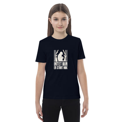 Børne t-shirt med teksten Intet bur er stort nok og en abe bag tremmer i farven marineblå, båret af en pige