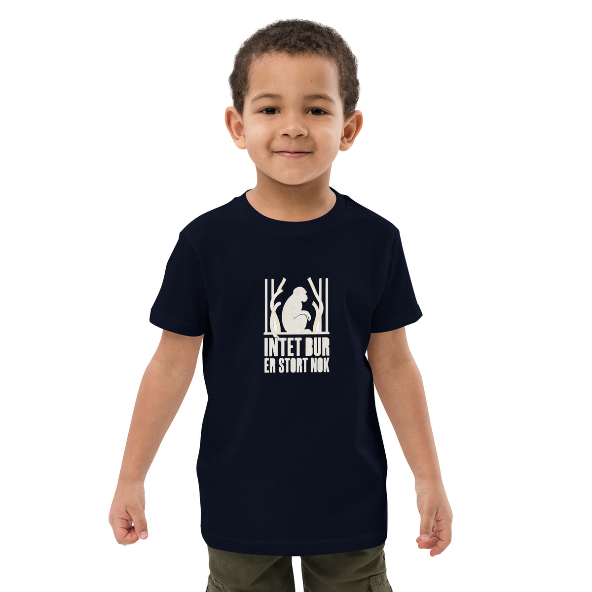 Børne t-shirt med teksten Intet bur er stort nok og en abe bag tremmer i farven marineblå, båret af en dreng