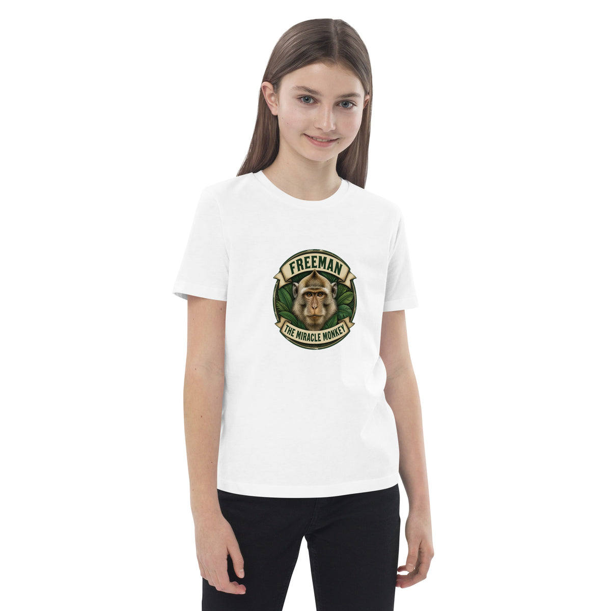 Børne t-shirt med Freeman The Miracle Monkey badge med en abe i grønt i farven hvid, båret af en pige