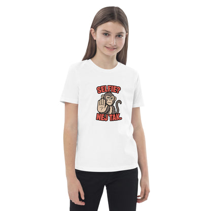 Børne t-shirt med teksten Selfie? Nej tak og en abe der holder hånden op i farven hvid, båret af en pige