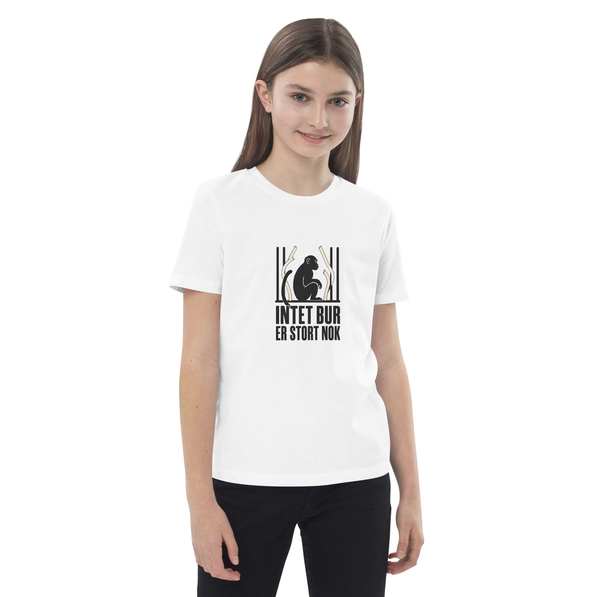 Hvid børne t-shirt med teksten Intet bur er stort nok og en abe bag tremmer, båret af en pige