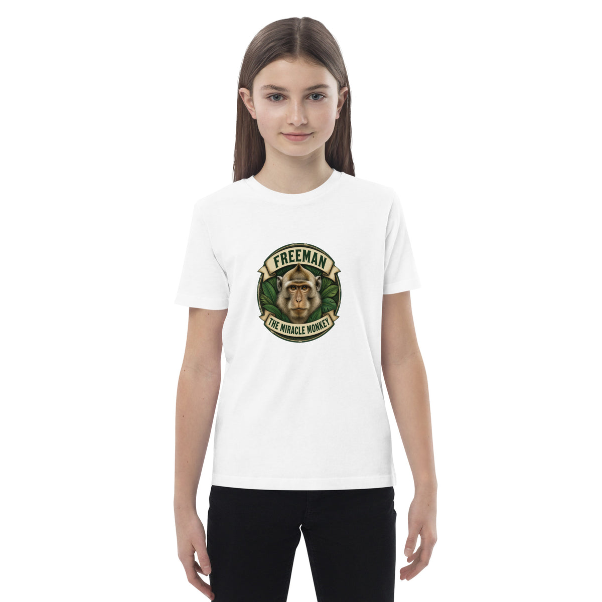 Børne t-shirt med Freeman The Miracle Monkey badge med en abe i grønt i farven hvid, båret af en pige