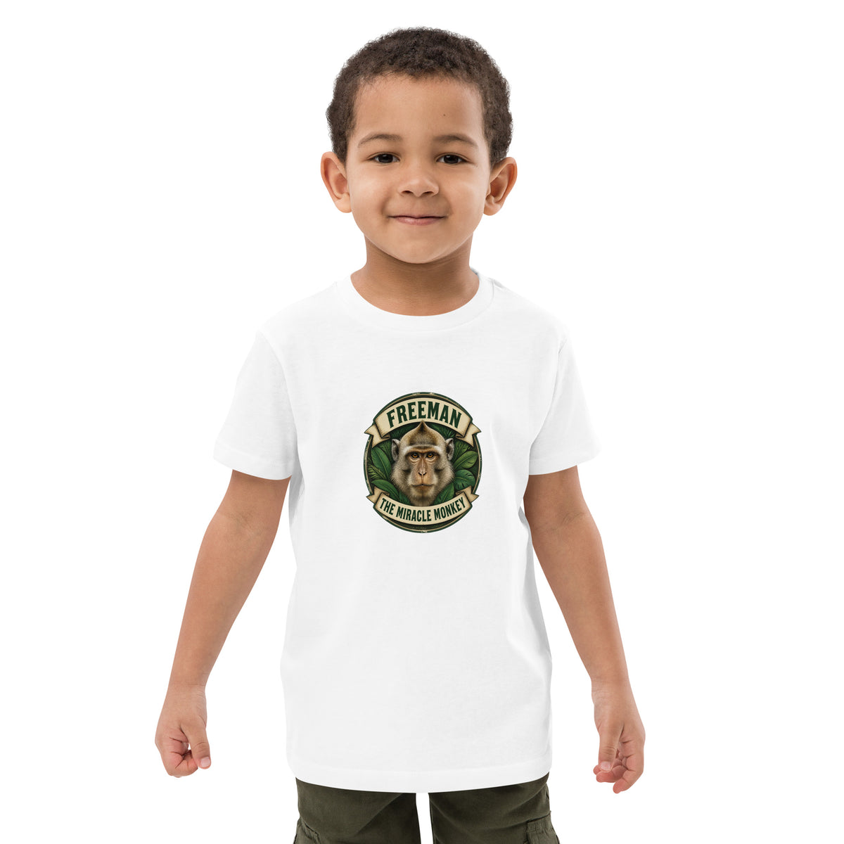 Børne t-shirt med Freeman The Miracle Monkey badge med en abe i grønt i farven hvid, båret af en dreng