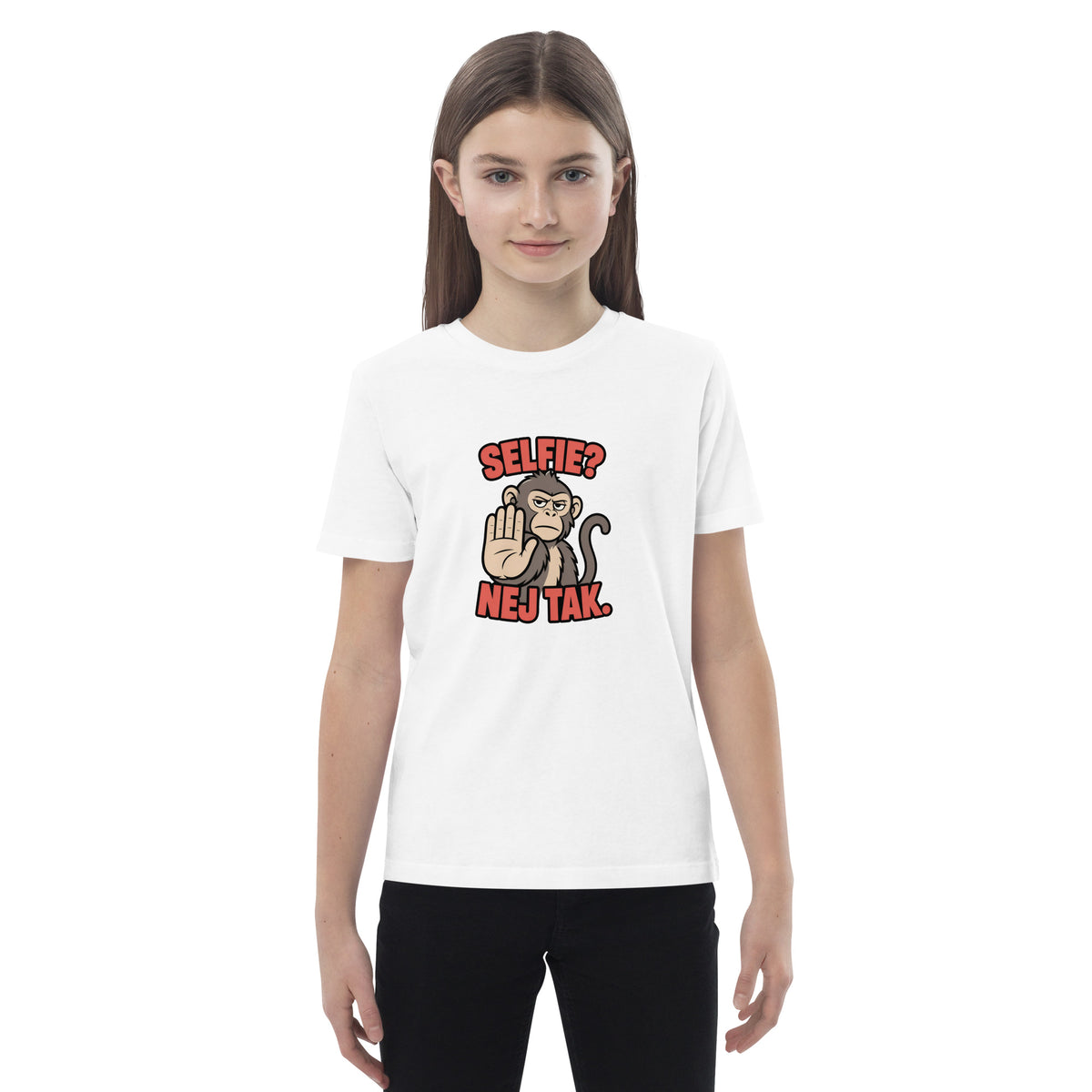 Børne t-shirt med teksten Selfie? Nej tak og en abe der holder hånden op i farven hvid, båret af en pige