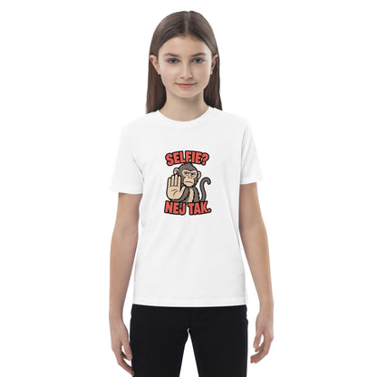 Børne t-shirt med teksten Selfie? Nej tak og en abe der holder hånden op i farven hvid, båret af en pige