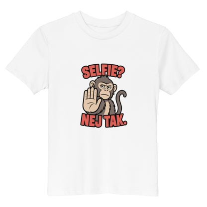 Børne t-shirt med teksten Selfie? Nej tak og en abe der holder hånden op i farven hvid, set forfra
