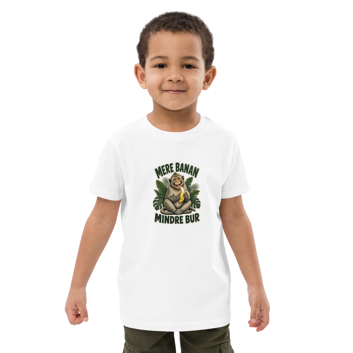 Børne t-shirt med teksten Mere banan, mindre bur og en glad abe med en banan i farven hvid, båret af en dreng