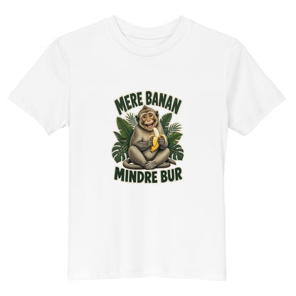 Børne t-shirt med teksten Mere banan, mindre bur og en glad abe med en banan i farven hvid, set forfra