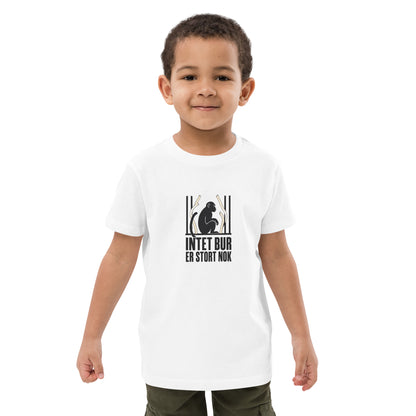 Hvid børne t-shirt med teksten Intet bur er stort nok og en abe bag tremmer, båret af en dreng