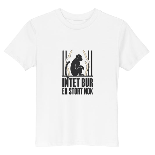 Hvid børne t-shirt med teksten Intet bur er stort nok og en abe bag tremmer, set forfra