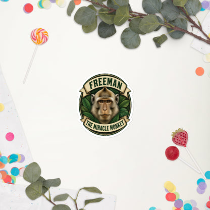 Klistermærke med Freeman The Miracle Monkey badge med en abe i grønt, 10 x 10 cm, på en hvid baggrund med blomster