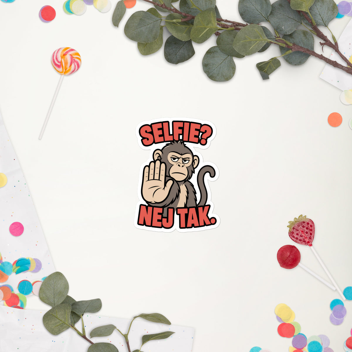 Klistermærke med teksten Selfie? Nej tak og en abe der holder hånden op, 10 x 10 cm, på en hvid baggrund med blomster