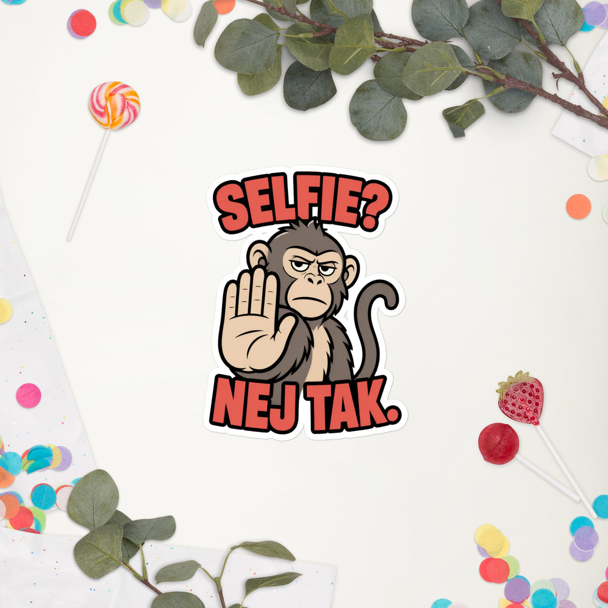 Klistermærke med teksten Selfie? Nej tak og en abe der holder hånden op, 14 x 14 cm, på en hvid baggrund med blomster