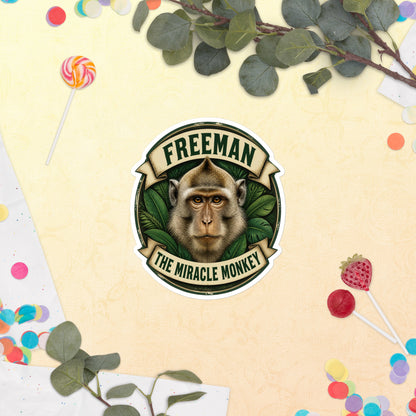 Klistermærke med Freeman The Miracle Monkey badge med en abe i grønt, 14 x 14 cm, på en lys baggrund med blomster