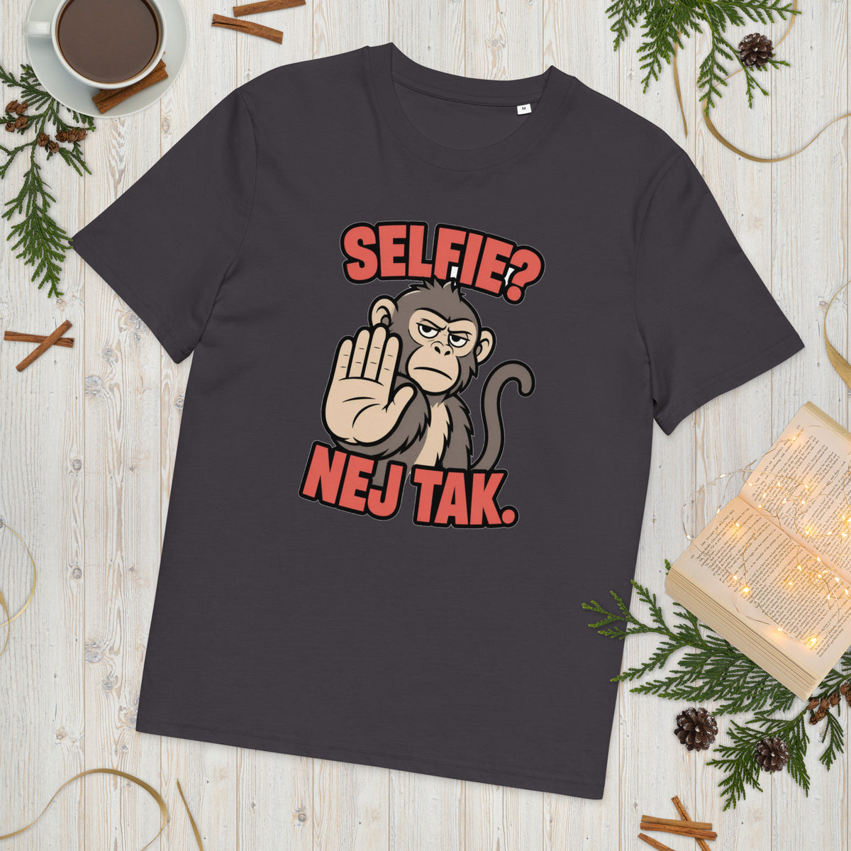 Sjov abe t-shirt med teksten Selfie? Nej tak. i farven antracit, lagt på et lyst træbord