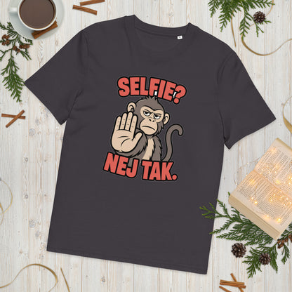 Sjov abe t-shirt med teksten Selfie? Nej tak. i farven antracit, lagt på et lyst træbord