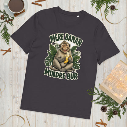 Abe t-shirt med teksten Mere banan, mindre bur i farven antracit, lagt på et lyst træbord