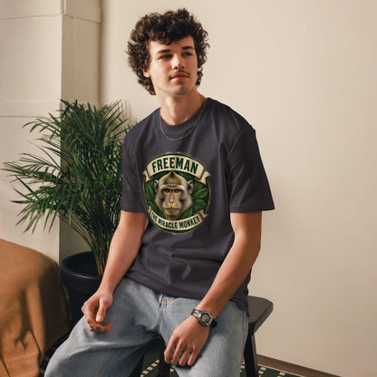 Freeman The Miracle Monkey t-shirt med abe i grønt badge i farven antracit, båret af en ung mand